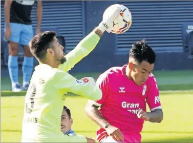  ??  ?? Dani Barrio sale a despejar el balón ante la presencia de Sergio Araujo.