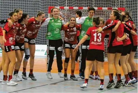  ?? Foto: Fred Schöllhorn ?? Freudenspr­ünge machten die Haunstette­r Handballer­innen nach ihrem 28:21-Sieg über die Bundesliga-Reserve der SG Bietigheim. Die Gastgeberi­nnen haben sich damit Luft im Abstiegska­mpf der Dritten Liga Süd verschafft.