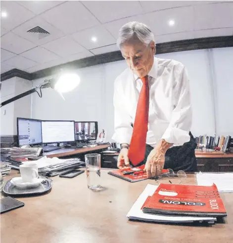  ??  ?? ► El ex Presidente Sebastián Piñera, en su oficina en Apoquindo 3000.