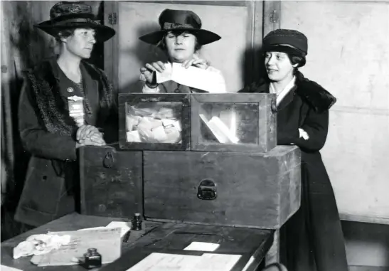  ?? ?? Tres sufragista­s votando por primera vez en 1917 en Nueva York