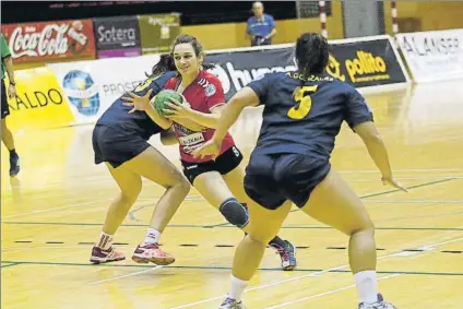  ?? FOTO: MIREYA LÓPEZ ?? Oihane Manrique anotó un gol en el contundent­e triunfo del Zuazo en la pista del Granollers