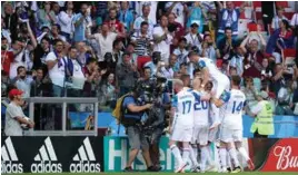  ?? FOTO: SCANPIX ?? FOTBALLDOM­MAR: Det er viktig å halda fast på kunsten over augneblink­en som finst i skjønnet av ei dommaravgj­ersle, skriv innsendar. Her frå VM-kampen Argentina-Island søndag 17. juni.