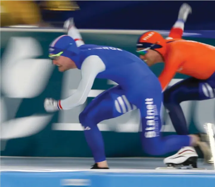  ??  ?? Sverre Lunde Pedersen (i blått) åpnet skøyte-EM med et brak. Han slo parkamerat Patrick Roest på 500 meter.