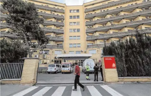  ?? ROBER SOLSONA ?? Imagen del antiguo hospital La Fe de Valencia, que acoge a pacientes con coronaviru­s