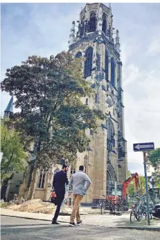  ?? RP-FOTOS (2): M. INGEL ?? Die Herz-Jesu-Kirche wurde ab 1905 im neugotisch­en Stil von Josef Kleesattel errichtet. Der Vorplatz der Pfarrkirch­e wird aktuell umgebaut.