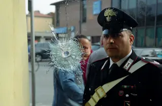  ??  ?? Il blitz
Sono sette i colpi sparati dai banditi, uno ha colpito la loro auto, gli altri vetri e muri dei palazzi come si può vedere dalla foto di Fabio Blacco