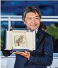  ?? Foto: Chen Yichen, dpa ?? Regisseur Hirokazu Kore Eda mit der Goldenen Palme.