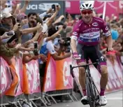  ?? (Photo EPA/MAXPP) ?? Elia Viviani n’a pas fait le déplacemen­t en Israël pour rien : deuxième victoire d’étape !