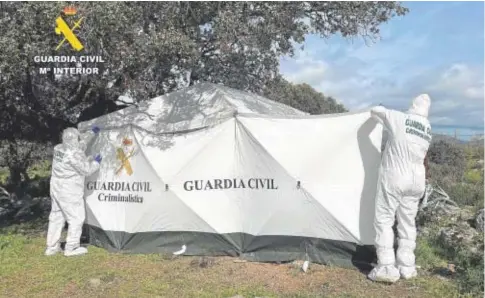  ?? // EFE ?? Los agentes de criminalís­tica de la Guardia Civil cubren con una carpa la zona en la que se encontró el cadáver