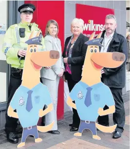  ??  ?? Tackling thieves PC David Gardiner, SBRC’s Lorraine Jarvie, centre boss Geraldine El Masrour and PC Brian Ratcliffe