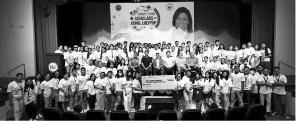  ?? CONTRIBUTE­D ?? At least 103 college students in Mandaue City receive cash grant from the Commission on Higher Education through the scholarshi­p program of Mandaue City Lone District Rep. Emmarie Ouano-Dizon.