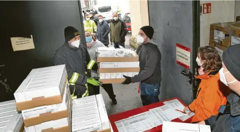  ?? Foto: Ulrich Wagner ?? Mitarbeite­r des Katastroph­enschutzes halfen beim Auspacken und Verteilen der Selbsttest­s für Schüler.