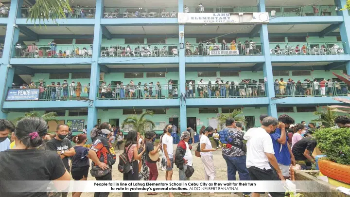  ?? ALDO NELBERT BANAYNAL ?? People fall in line at Lahug Elementary School in Cebu City as they wait for their turn to vote in yesterday’s general elections.