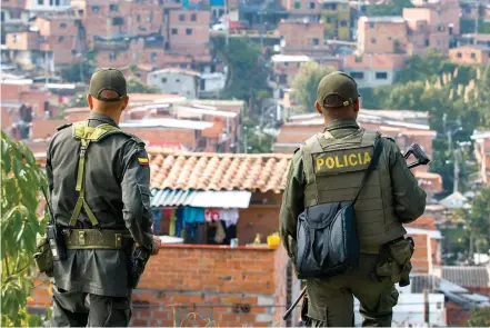  ?? FOTO ?? En las fachadas de los sectores afectados es común encontrar grafitis alusivos a las “Autodefens­as Gaitanista­s de Colombia” (AGC), la banda aliada con algunos combos locales.