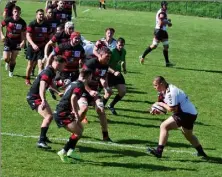  ?? (Photo F. G.-T.) ?? Après son succès à domicile face à Grenoble, le espoirs du RCT (en blanc) ont cédé samedi à Lyon.