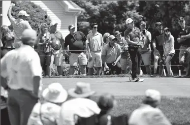  ?? JOHN WOIKE/TRIBUNE NEWS SERVICE ?? Brian Harman watches his tee shot on the 6th hole during the second round of the Travelers Championsh­ip at TPC River Highlands in Cromwell, Conn., on Friday.