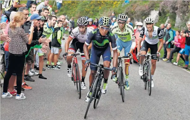  ??  ?? DOMINADOR. Nairo Quintana avanza en los Lagos de Covadonga con Alberto Contador a su rueda y con dos supervivie­ntes de la escapada, Fabio Felline y Omar Fraile.