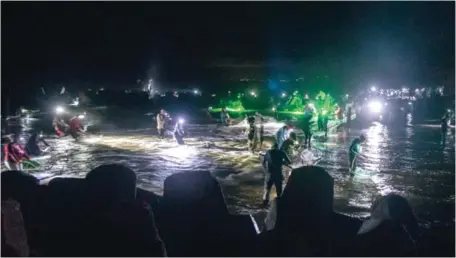  ?? MARVIN DEL CID ?? Decenas de pescadores se concentran cada noche en la desembocad­ura del río en Nagua.