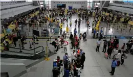  ?? (AVITO DALAN/PNA) ?? Passengers are seen at the check-in counter of Ninoy Aquino Internatio­nal Airport (NAIA) Terminal 3 on Wednesday (April 13, 2022).