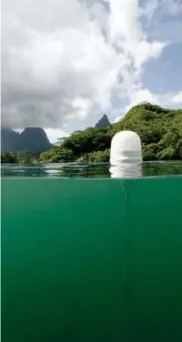  ?? ?? Bouée de BIOceanOR, dans le lagon de Moorea, Polynésie française. Photo BIOceanOR