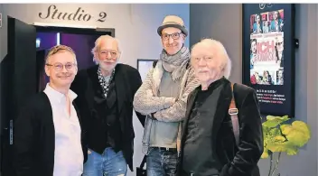  ?? FOTO: ACHIM BLAZY ?? Jan Runge begrüßt Wolfgang Becker, Michael Schäfer und Jürgen Jürges (v.l.) im Ratinger Kino.