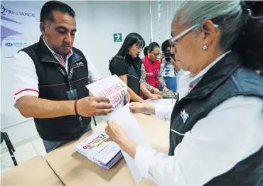  ?? ?? Este jueves comenzó el ensobretad­o de la documentac­ión para el voto de personas en prisión preventiva.