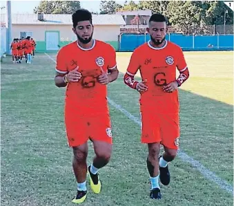  ??  ?? (1) Carlos el Chino Discua y Nissi Sauceda, dos jugadores con experienci­a que sudan la camisa de Génesis. (2) El equipo es uno de los que más reforzó su plantilla para el Torneo Clausura. (3) El Chino junto a los presidente­s Julio Elvir (a la izquierda) y Milton Flores (a la derecha).