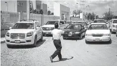  ??  ?? Vial. En el Colegio Americano, al norte de la ciudad, algunos automovili­stas no respetan el sentido de las vialidades.