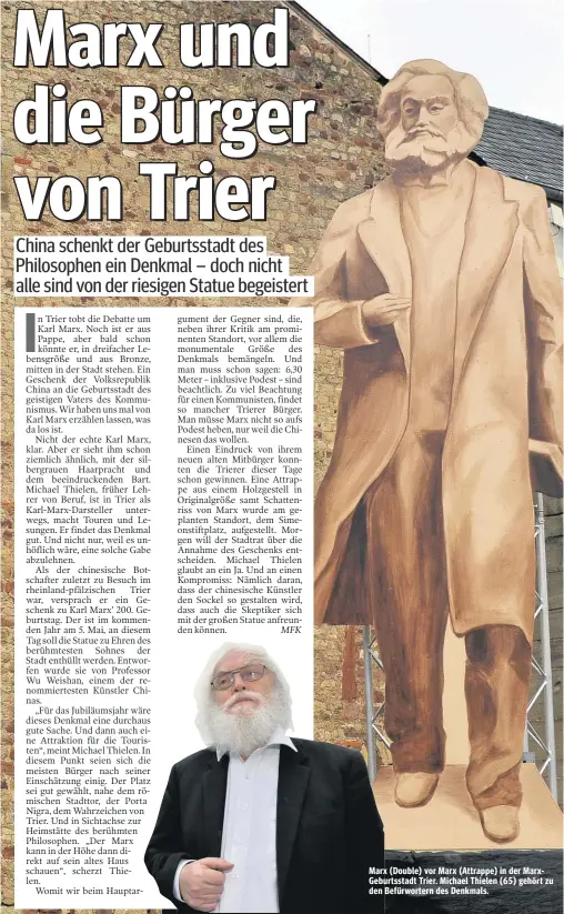 ??  ?? Marx (Double) vor Marx (Attrappe) in der MarxGeburt­sstadt Trier. Michael Thielen (65) gehört zu den Befürworte­rn des Denkmals.