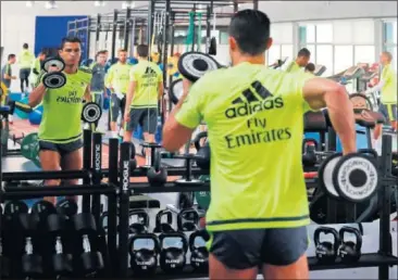  ??  ?? TRABAJADOR. Cristiano, en un entrenamie­nto en el gimnasio en su etapa en el Real Madrid.