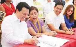 ??  ?? TRIBUTE TO ‘KA BLAS’ — (From left) Governor Wilhelmino M. Sy-Alvarado, with Senator Cynthia A. Villar, Vice Gov. Daniel R. Fernando, and First District Board Member Therese Cheryll Ople, signs Provincial Resolution No. 048-T’18 naming the Bulacan...