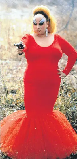  ??  ?? Der Kultfilm „Pink Flamingos“(1972) macht Divine zum Star und ist bis heute eine „Lektion in schlechtem Geschmack“(Waters).