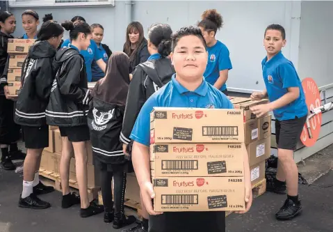  ?? Picture / Greg Bowker ?? Telefoni Lealaiaulo­to helps unpack the Mangere East Primary KidsCan delivery. The school makes breakfast for 180 kids each day.
