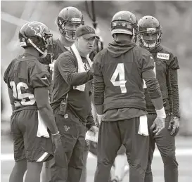  ?? Brett Coomer / Houston Chronicle ?? Texans coach Bill O’Brien, center, works with the offense Monday at training camping. He wants to see clean play by his QBs during today’s preseason opener.