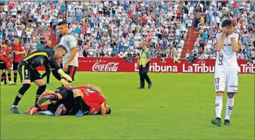  ??  ?? ALEGRÍA. Los jugadores del Mallorca se abrazan al terminar el encuentro sobre el césped del Carlos Belmonte.