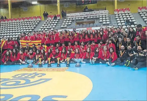  ??  ?? Foto de família de l’handbol català de base