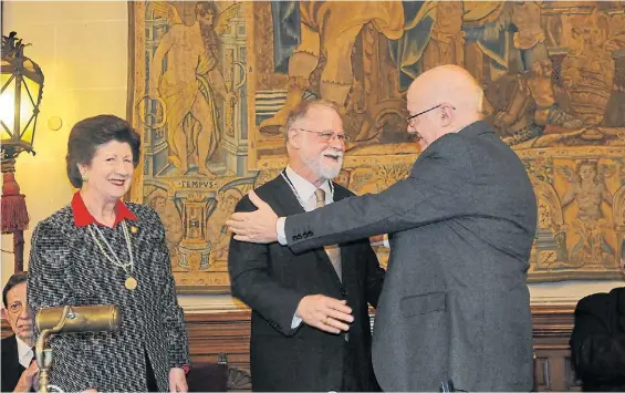  ?? SILVANA BOEMO ?? Felicitaci­ones. José Luis Moure saluda al nuevo académico, Alberto Manguel, en la ceremonia de ayer.