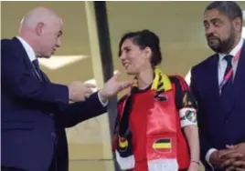  ?? FOTO RR ?? Ook in de tribune: minister van Buitenland­se Zaken Hadja Lahbib, mét ‘One Love’-regenbooga­rmband, hier in gesprek met FIFA-baas Gianni Infantino.