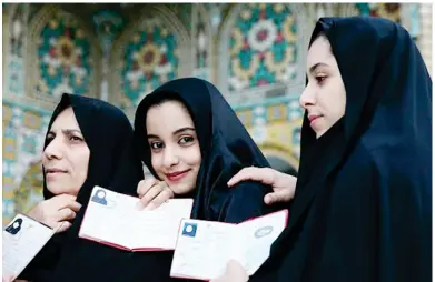 ?? (متداول) ?? إيرانيات يشاركن في عملية تسجيل أصواتهن في االنتخابات الماضية.