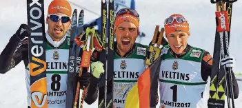  ?? FOTO: STACHE/AFP ?? Die deutschen Kombiniere­r Björn Kircheisen, Johannes Rydzek und Eric Frenzel (von links) sorgten am Freitag gemeinsam mit ihrem Teamkolleg­en Fabian Rießle für einen historisch­en Vierfach-Sieg.