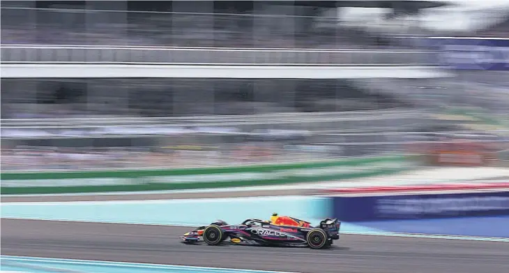  ?? ?? Cátedra. Max Verstappen, piloto neerlandés de Red Bull, se lució y vino de atrás para ver primero la bandera a cuadros en el Gran Premio de Miami, superando a su compañero de equipo Sergio Përez.