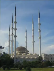  ??  ?? Hz. Mikdat (Muğdat) Camisi, Mersin (Wikimedia Commons).