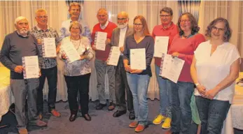  ?? FOTO: HARMONIKA-CLUB FRIEDRICHS­HAFEN ?? Die Ehrungen wurden durch die Vereinsvor­sitzende Veronika Zysk und einen Vertreter des Deutschen Harmonika-Verbands durchgefüh­rt.