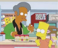  ??  ?? L’indiano Apu con Bart Simpson