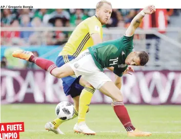  ?? AP / Gregorio Borgia ?? El sueco Andreas Granqvist, atrás, y el mexicano Javier ‘Chicharito’ Hernández, se batallan duramente por la posesión del balón durante el encuentro de ayer. A FUETE LIMPIO