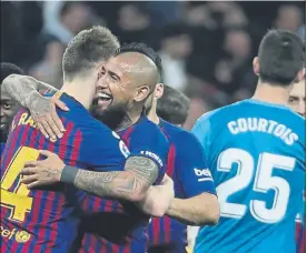  ?? FOTO: SIRVENT ?? Arturo Vidal felicita a Ivan Rakitic tras un triunfo fundamenta­l