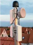  ?? Foto: Berens ?? Dieses Bild zeigt einen Freifunk WLAN Knoten auf dem Dach eines Privathaus­es in Oberndorf.