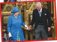  ??  ?? L’EREDE CARLO LA AIUTA Londra. Carlo d’Inghilterr­a, 68, offre la mano alla madre Elisabetta II, 91. Per la prima volta nei Queen’s speech, la regina non ha indossato la corona, ma il cappellino.