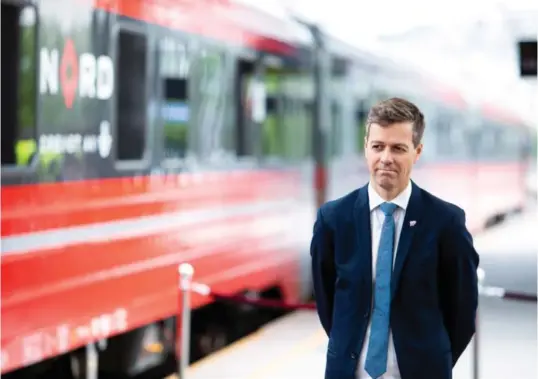  ?? FOTO: TORE MEEK ?? Samferdsel­sminister Knut Arild Hareide gjentar løftet om å bygge Ringeriksb­anen, men trenger mer tid.