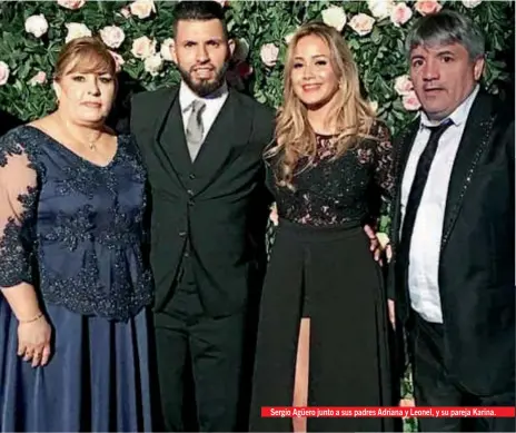  ??  ?? Sergio Agüero junto a sus padres Adriana y Leonel, y su pareja Karina. Las figuras del fútbol local e internacio­nal se dieron cita en la llamada “boda del siglo”. Gerard Piqué fue uno de los más divertidos de la noche y se animó a bailar junto a...